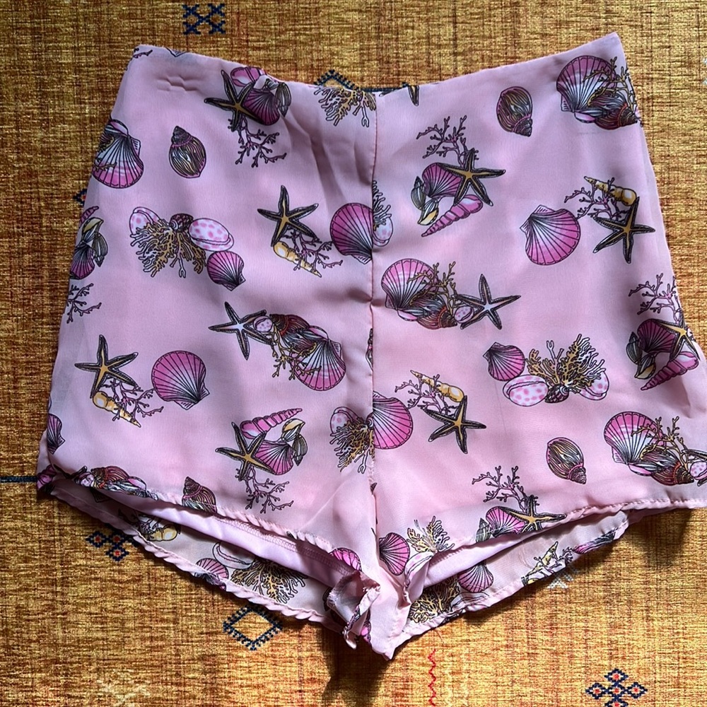 Urban Renewal Pink Shell Print Shorts. Size Medium. New with tags.